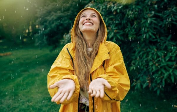 6 woes that rainwater can wage on problem skin